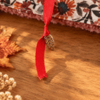 Détail feuille dorée sur ruban rouge
