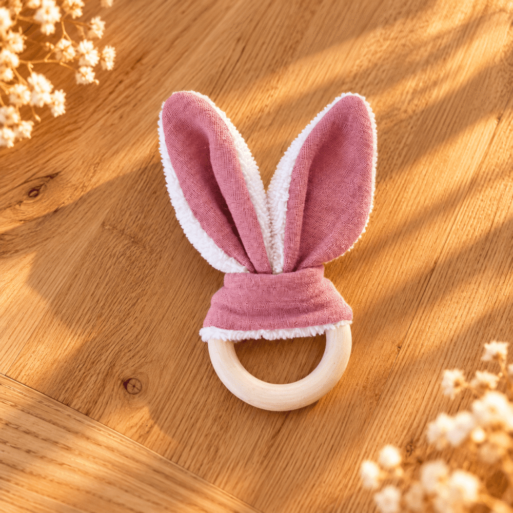 Hochet lapin rond en bois et oreilles roses