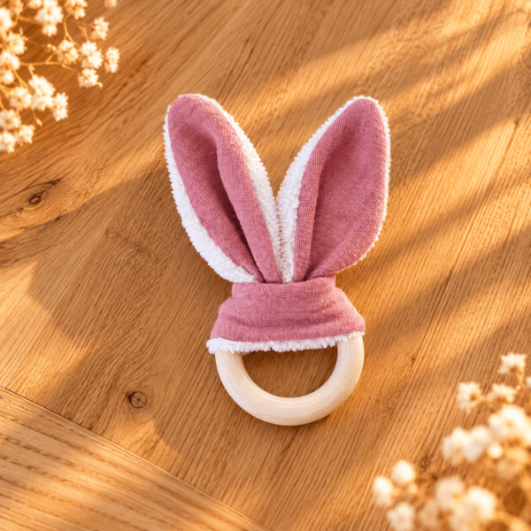 Hochet lapin rond en bois et oreilles roses