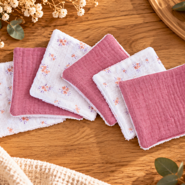 Lot de lingettes rose et blanches à petites fleurs en tissus